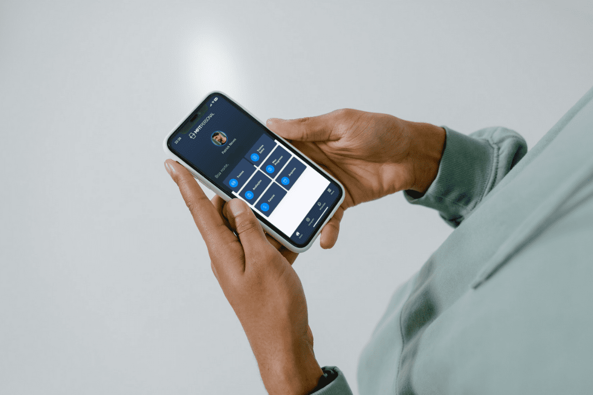 Pessoa acessando o treino no smartphone